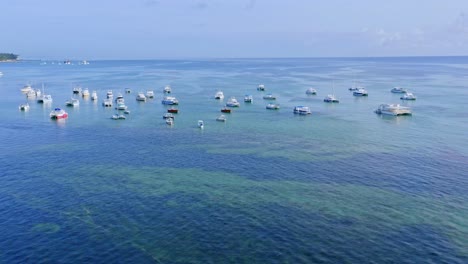 在多米尼加共和國的青<unk>色水晶海水上停泊的船隻