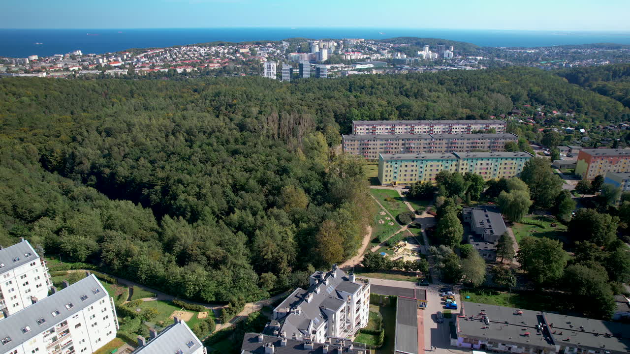 panorámica de gdynia con polonia, casas suburbanas rodeadas de denso bosque junto al mar