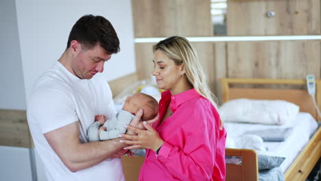 bebé recién nacido con padres en el hospital