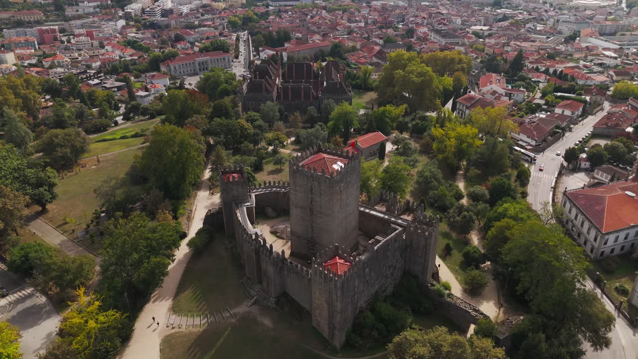 Luftfoto - Guimarães Slot og det nærliggende Dukes of Braganza Palace i det nordlige Portugal