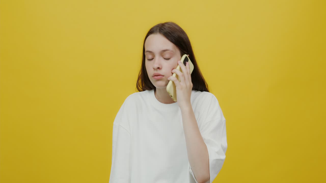 십대가 전화통화를 하고 있습니다.