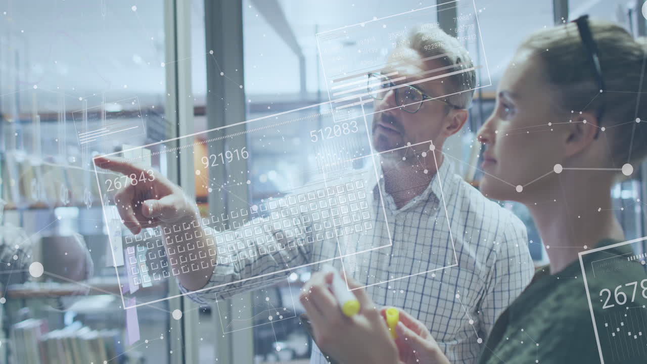 анимация обработки финансовых данных над различными деловыми людьми в офисе