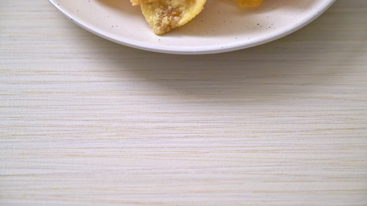 Wonton de cerdo frito con salsa