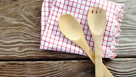 Cuchara-Y-Tenedor-De-Madera-Sobre-La-Mesa