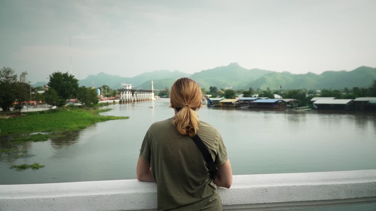 viajera turística que mira el río khwae yai en kanchanaburi, tailandia