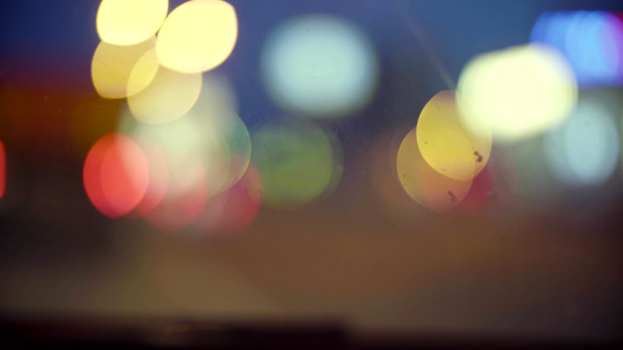 semáforos desenfocados por la noche en moscú