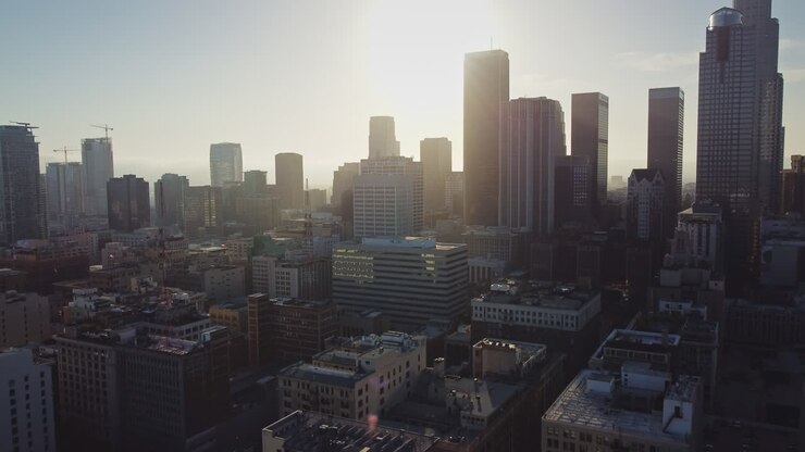 Riprese aeree sopra l'Hotel Rosslyn di Los Angeles rivelano lo skyline della città all'alba 4K.