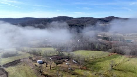 Antenne-Mit-Den-Büscheligen-Bergen-Im-Hintergrund-In-Wilkes-County-NC,-North-Carolina