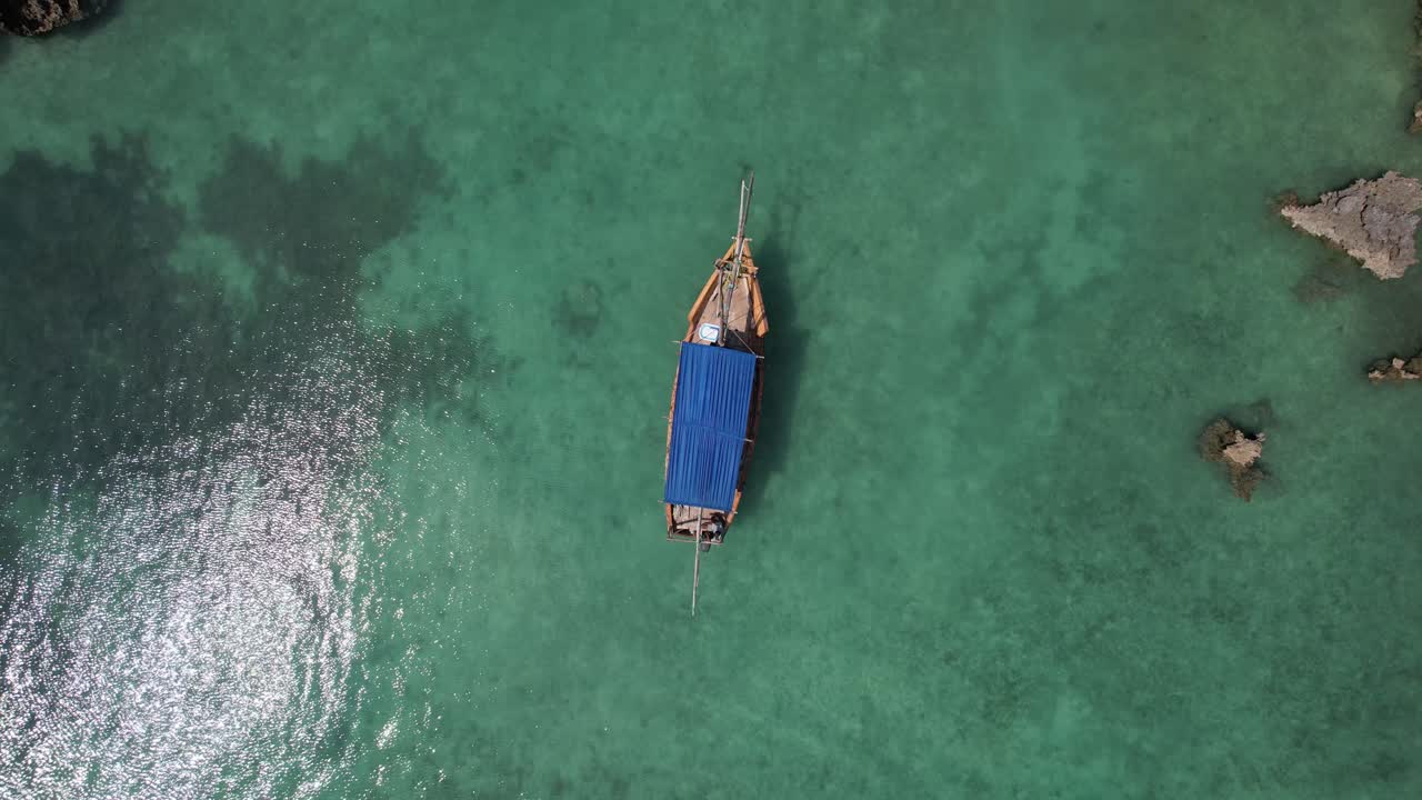 enfoque aéreo en un barco de madera en la laguna azul, zanzíbar