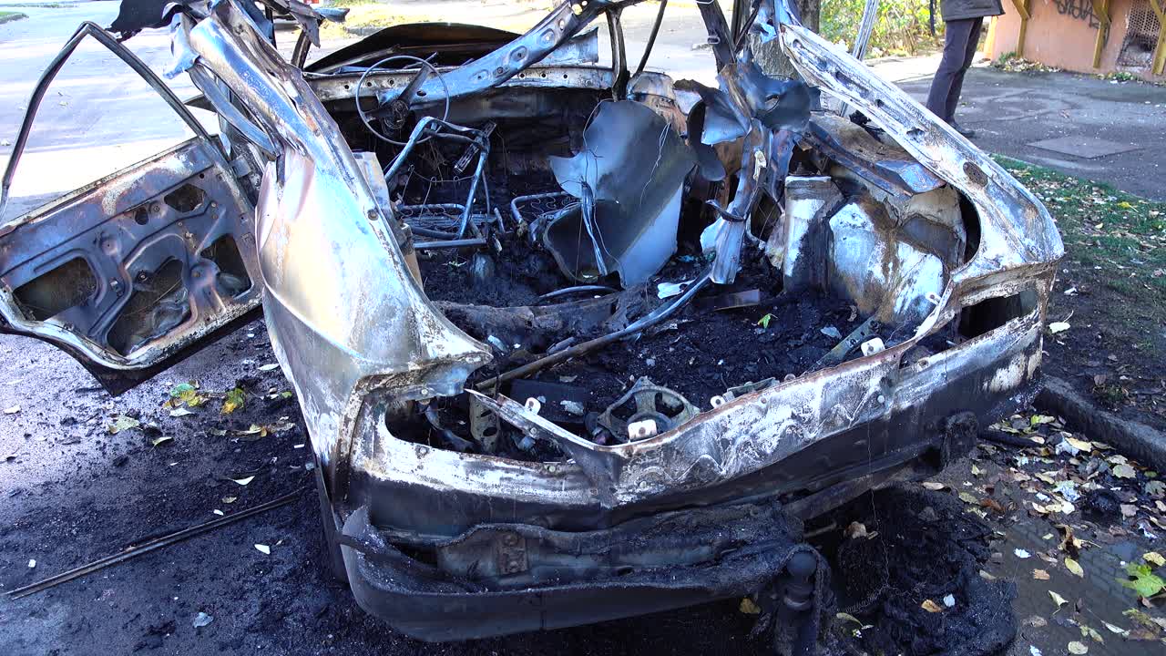 O carro explodido como resultado de um ataque terrorista. Carro após ataque terrorista.