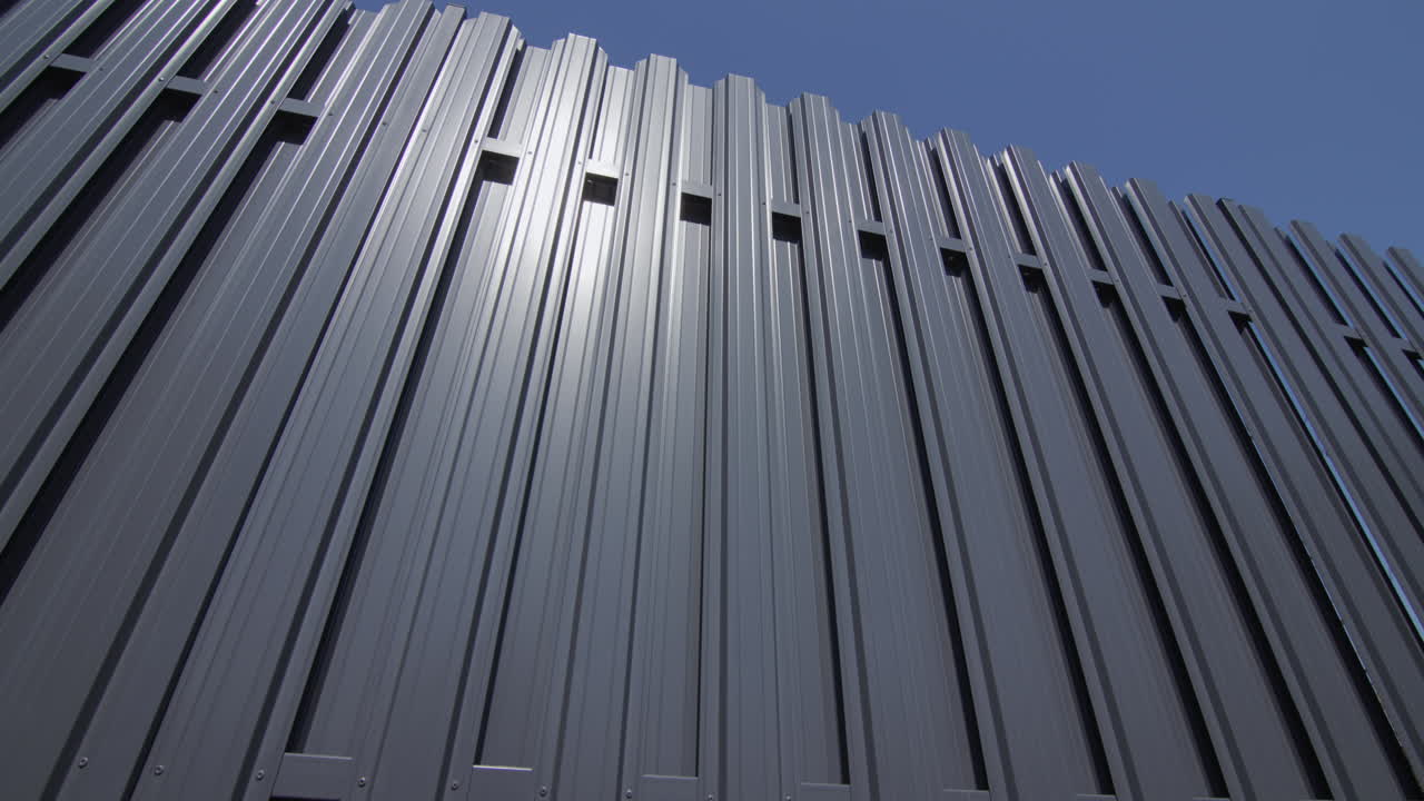 푸른 하늘에 대 한 회색 금속 울타리