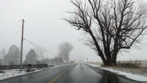 POV-Aufnahmen-Vom-Fahren-In-Der-Landschaft-Von-Boulder,-Colorado,-Während-Eines-Schneesturms