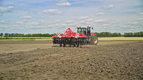 maquinaria agrícola en el campo agrícola. equipo de agricultura rural