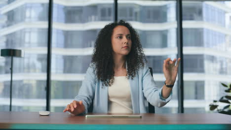 mujer de primer plano tocando metaverso oficina panorámica. trabajador moviendo piezas virtuales