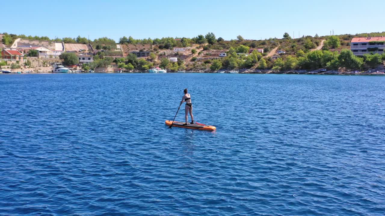 donna su stand up paddle
