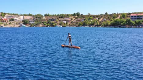 Mujer-En-Stand-Up-Paddle