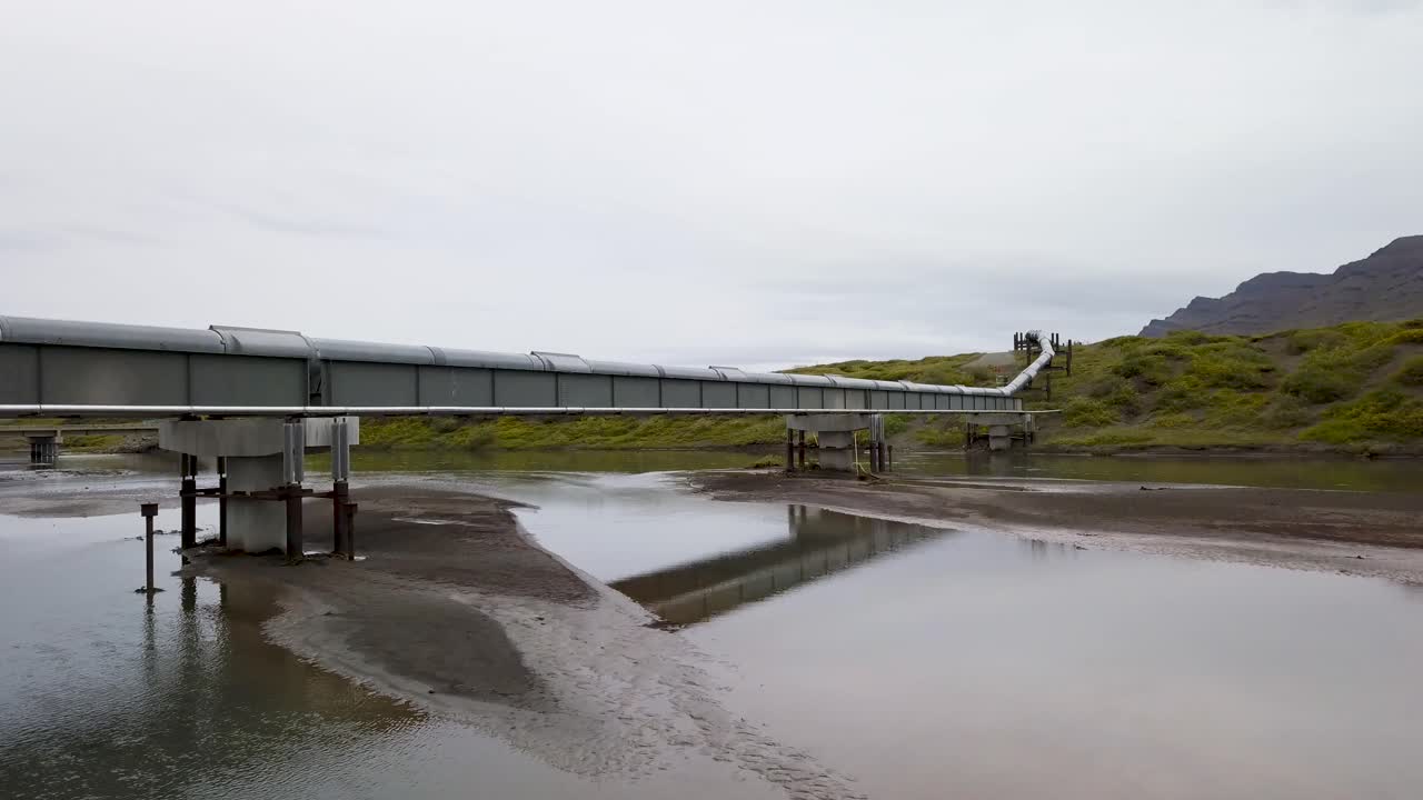 알래스카에서 원유를 수송하는 논란의 파이프라인 시스템 - 공중 드론