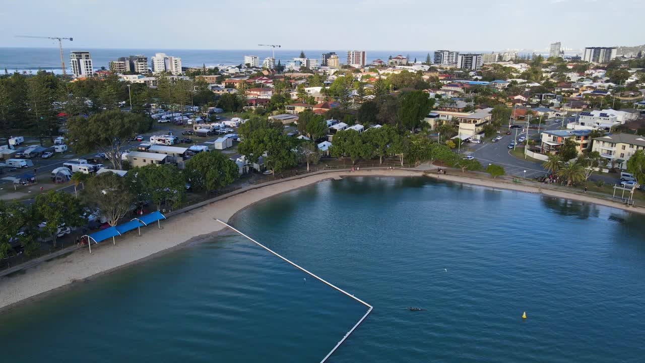 tallebudgera creek y playa con paisaje urbano de palm beach - suburbio costero en gold coast, qld, australia