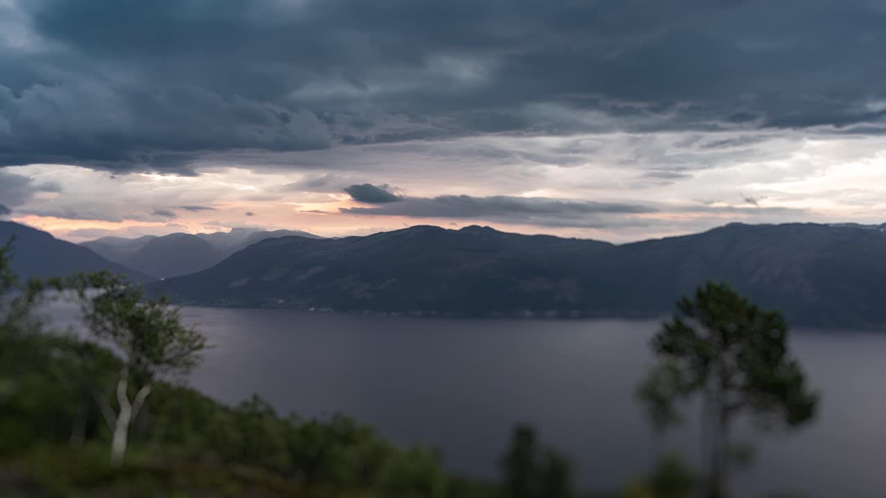 nubes oscuras y tormentosas sobre el fiordo de hardanger.