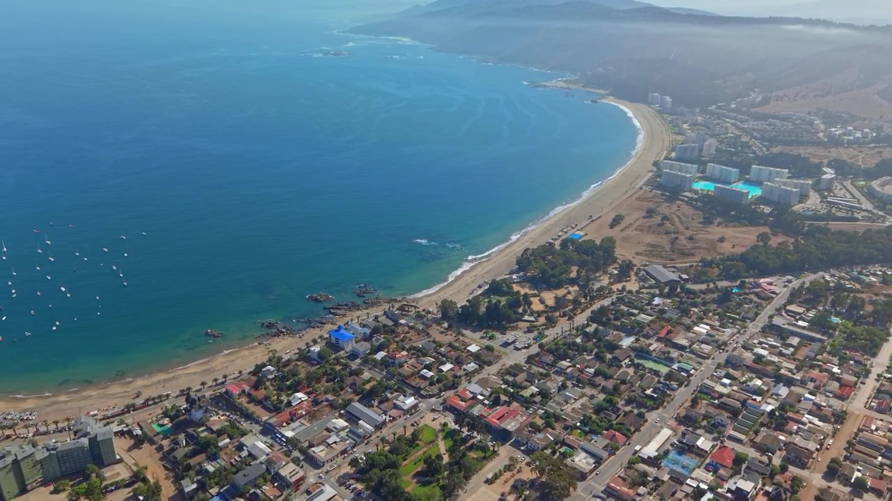 Şili'nin Papudo kentindeki büyük plajın, hafif esintili güneşli bir sabahta panoramik havadan görünümü, özel bir sahil kasabası.