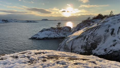 Ruhige-Winterküste-In-Norwegen,-Aufgenommen-In-Sanfter-Zeitlupe-Und-4K-Klarheit