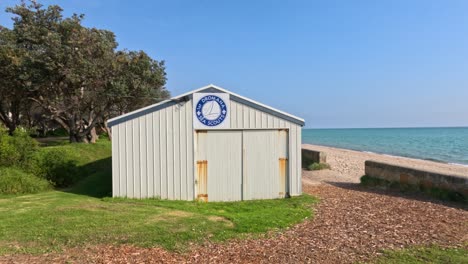 un cobertizo cerca de la playa con un entorno pintoresco