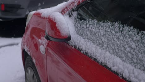 Reihe-Von-Autos-Mit-Schnee-Bedeckt,