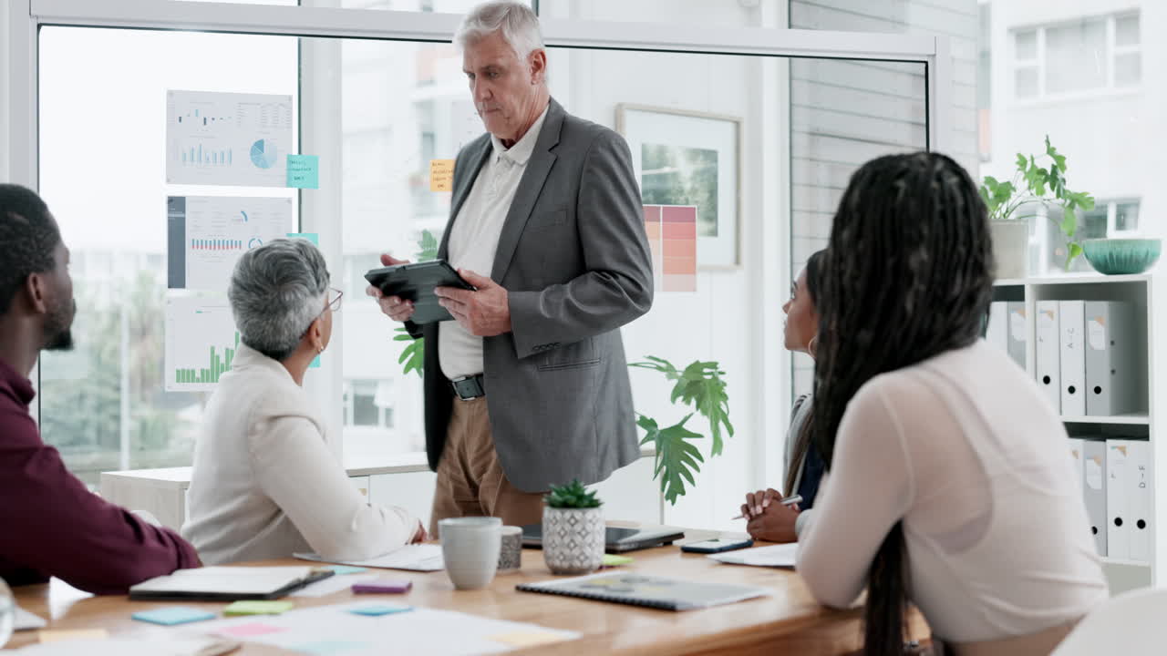 uomo d'affari senior, tablet