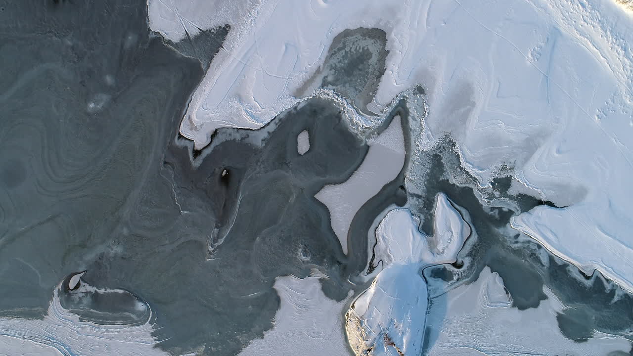 아름다운 맑은 겨울 물 풍경