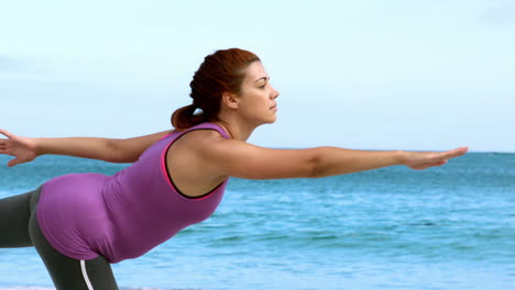 una mujer morena haciendo yoga.