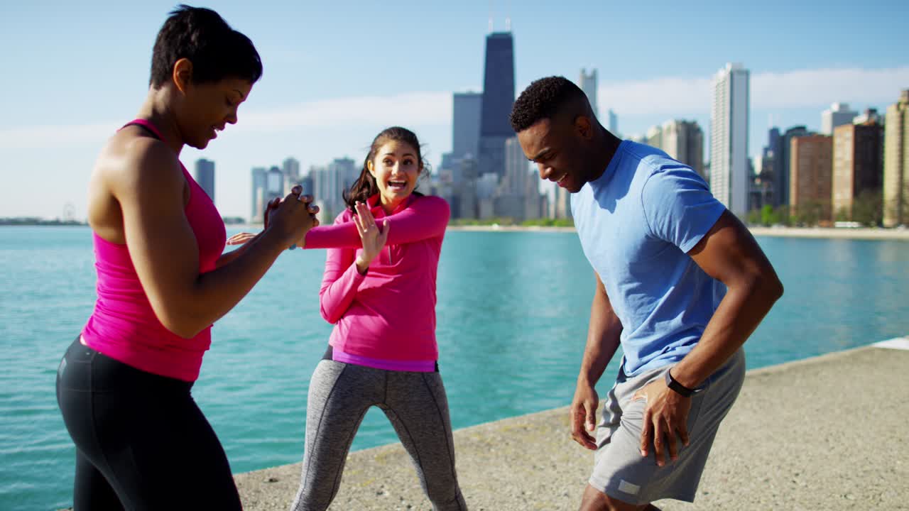 hombres y mujeres multiétnicos estirándose después del entrenamiento