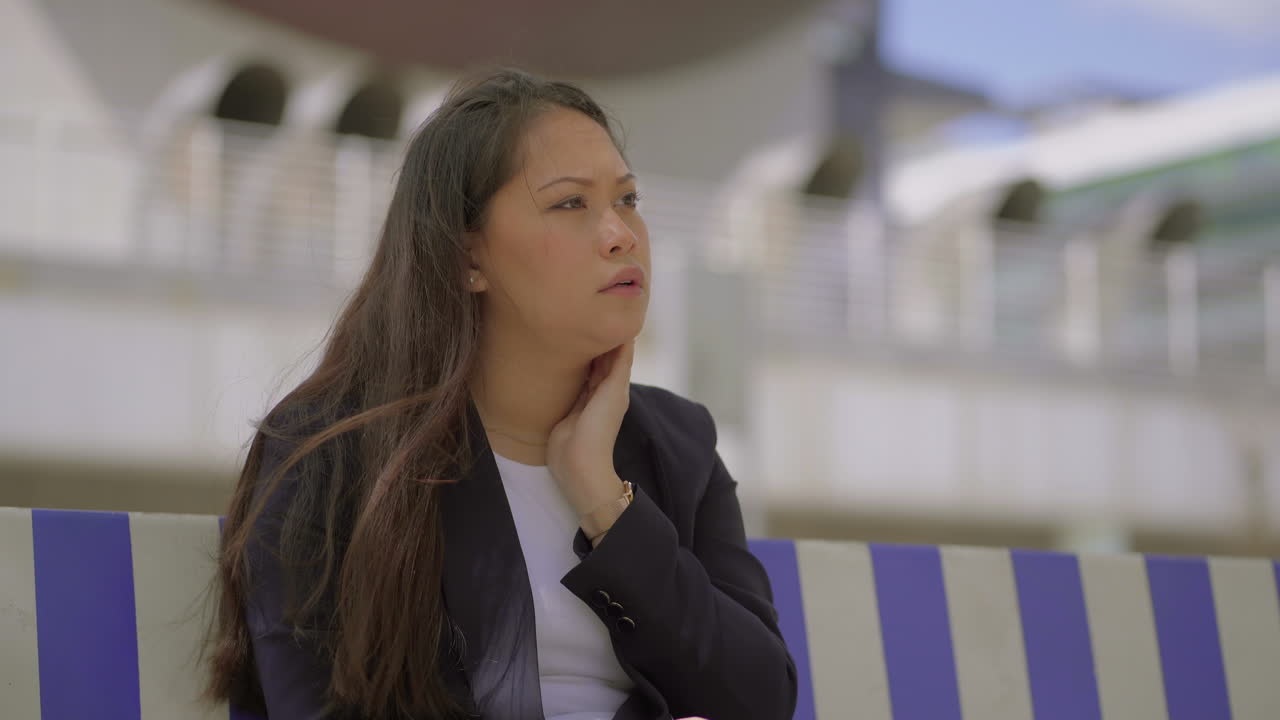 야외에서 휴대폰을 사용하는 심각한 소녀