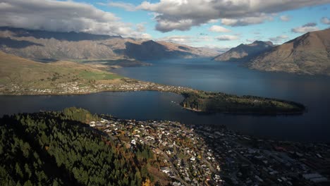 étonnant paysage naturel aérien du lac wakatipu et des sommets des montagnes, queenstown, nouvelle-zélande