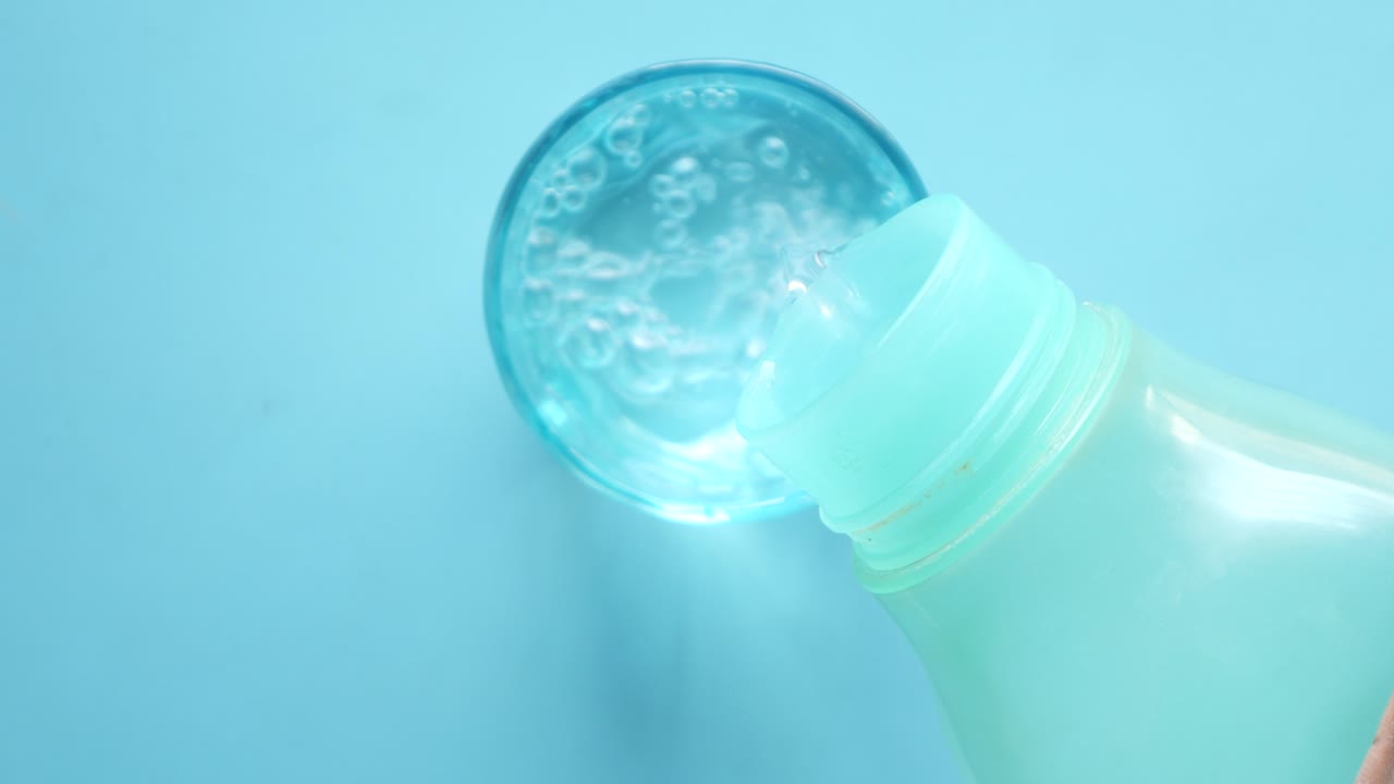 테이블 위에 있는 잔에 물을 부어 ,