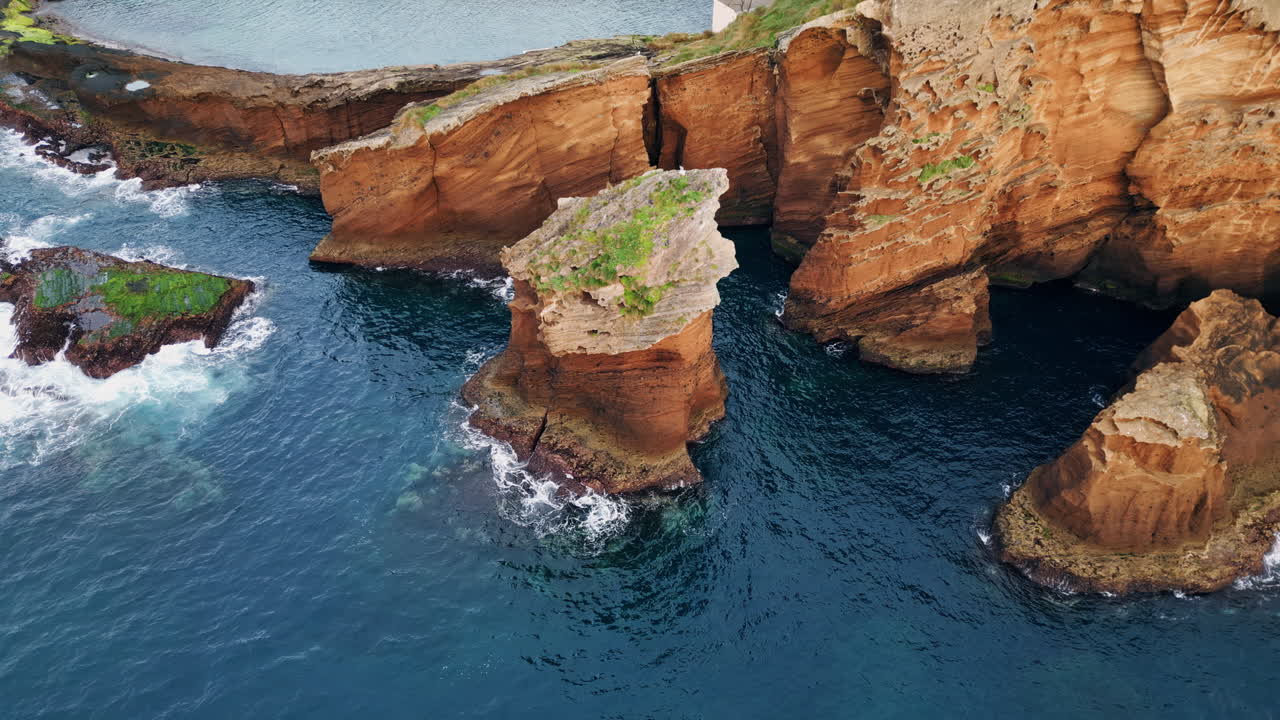 océano aéreo costa rocosa en verano. las olas golpean la formación de acantilados impresionantes