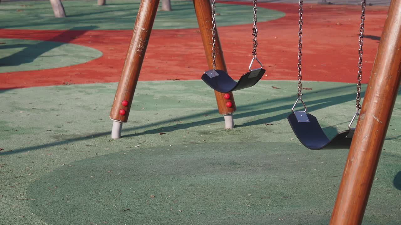 columpios vacíos en un patio de recreo
