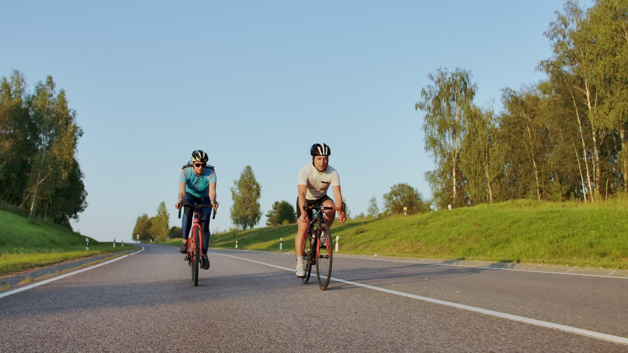 도로 자전거를 타고 있는 자전거 타는 남성, 시내 공원에서 도로자전거를 는 남자, 해가 지는 순간 도로자동차를 타고 가는 자전거 운전자, 자전거 선수, 자전차에서 집중 훈련하는 선수.