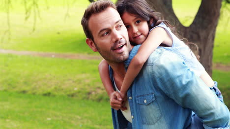 padre feliz a espaldas de su hija