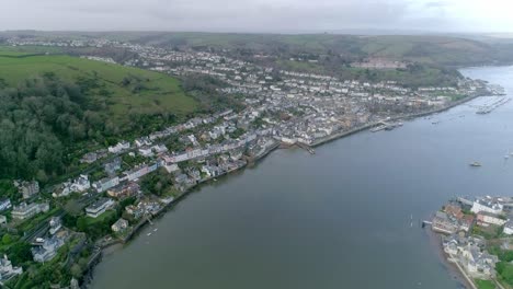 Seguimiento-Aéreo-Hacia-La-Histórica-Ciudad-De-Dartmouth,-Reino-Unido