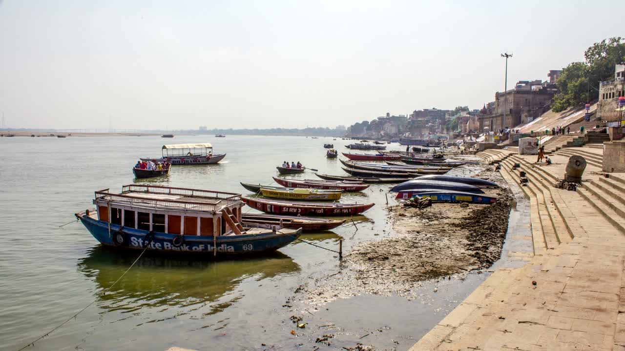 ciudad de varanasi, río ganges y barcos, uttar pradesh, india, lapso de tiempo