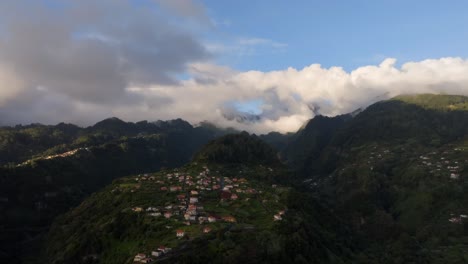imágenes de drones de increíbles montañas y paisajes en madeira, portugal filmadas al amanecer