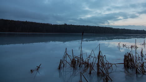 Lapso-De-Tiempo-De-Las-Nubes-Que-Pasan-Sobre-Un-Lago-Congelado-En-El-Norte-De-Michigan