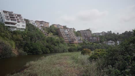 Edificios-En-Un-Terraplén-Sobre-El-Río