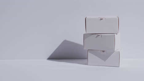 video von gestapelten kartonboxen mit kopierplatz auf weißem hintergrund