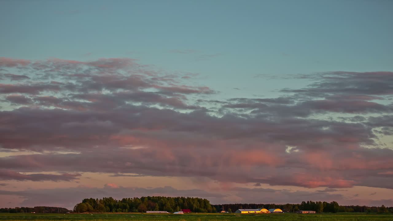 las nubes del atardecer rodan sobre el paisaje rural, el lapso de tiempo de fusión