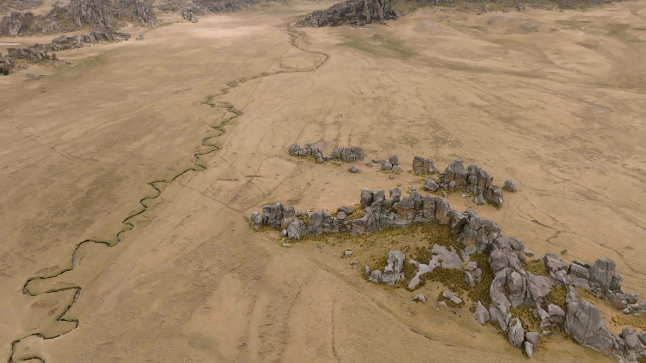 беспилотник летит вперед и наклоняется вверх от притока реки к горам андес в центральном перу