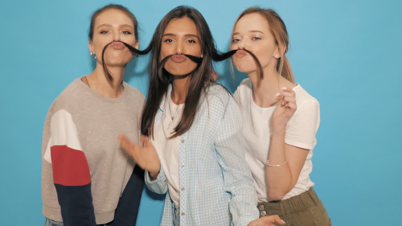 세 명의 친구들이 즐겁게 놀고 있습니다.