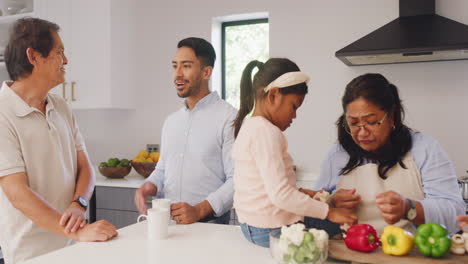 Familia-De-Varias-Generaciones-Preparando-El-Almuerzo-En-Un-Hogar