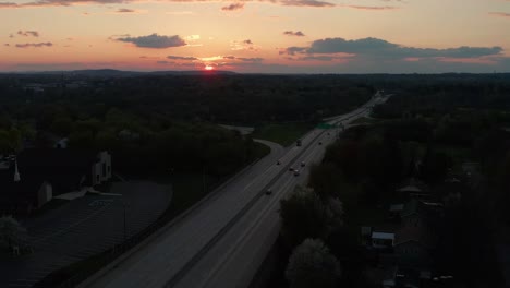 Toma-Nocturna-De-Una-Autopista-Concurrida-Al-Atardecer