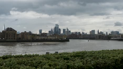 Río-Támesis-Con-Panorama-Del-Distrito-De-Rotherhithe-En-El-Fondo,-Día-Nublado